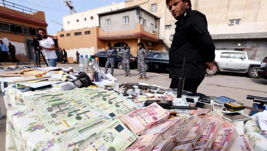 Des liasses de dinars libyens saisis lors d'une opération contre les passeurs le 4 novembre 2015 à Tripoli