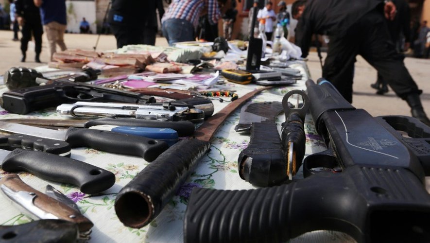 Des armes saisies lors d'une opération contre les passeurs le 4 novembre 2015 à Tripoli