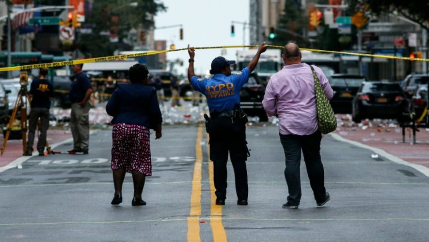 Une policière sur la 23e rue à New York où a eu lieu l'explosion qui a blessé une trentaine de personnes, le 17 septembre 2016