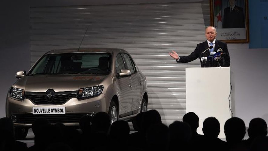 Le ministre français des Affaires étrangères Laurent Fabius fait une déclaration lors de l'inauguration de la nouvelle usine Renault à Oran, le 10 novembre 2014 en Algérie