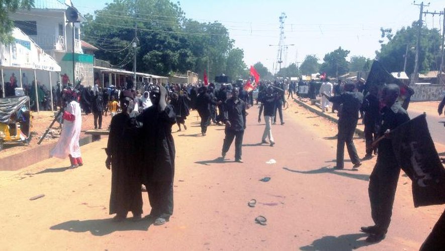 Des Chiites habillés en noir sur les lieux d'un attentat suicide à Potiskum, le 3 novembre 2014, au Nigeria