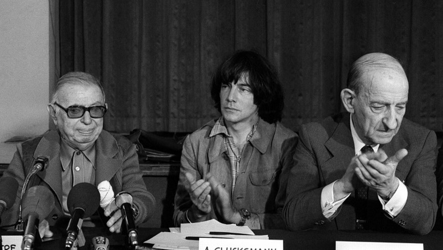 Les philosophes français Jean-Paul Sartre, André Glucksmann et Raymond Aron le 20 juin 1979 à Paris