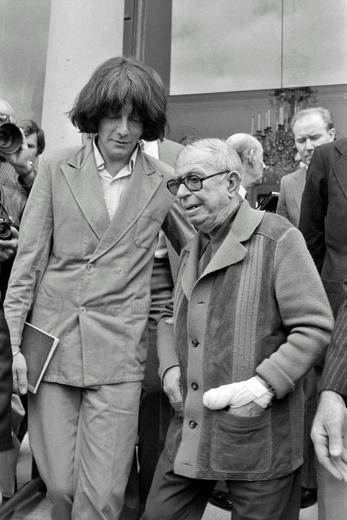 André Glucksmann (L), Jean-Paul Sartre (R) au Palais de l'Elysée pour défendre l'opération "un bateau pour le Vietnam" le 26 juin 1979