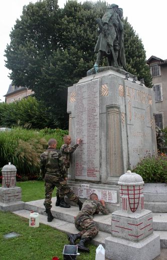 En août, les militaires volontaires issus du 1er régiment de chasseurs parachutistes de Pamiers sont venus nettoyer et raviver le monument qui en avait bien besoin.