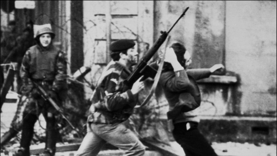 Un soldat britannique pousse un manifestant le 30 janvier 1972 à Derry, en Irlande du Nord
