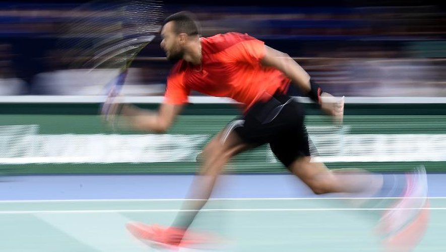 Le Français Jo-Wilfried Tsonga retourne une balle du Japonais Kei Nishikori lors du Masters 1000 de Paris le 30 octobre 2014 à Paris-Bercy