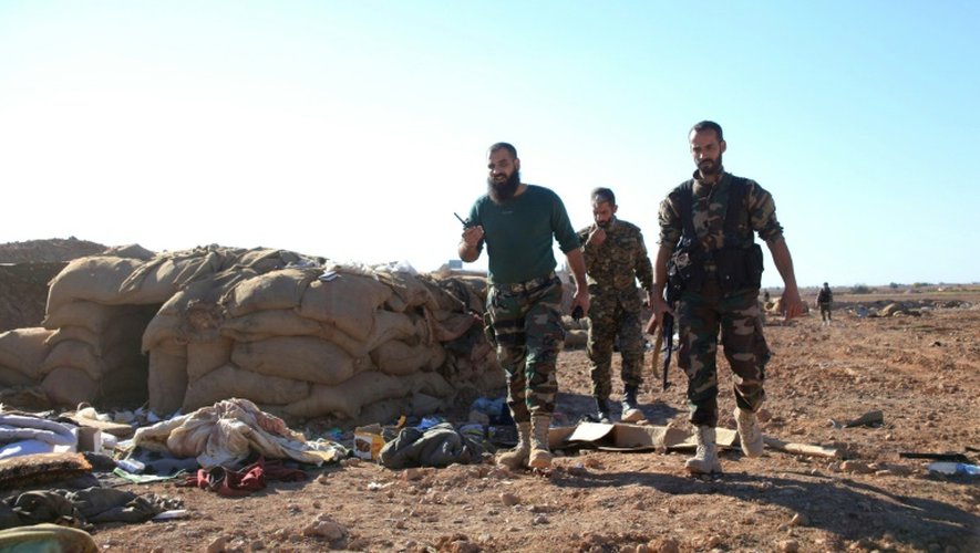 Des soldats des forces armées progouvernementales syriennes près de la base militaire de Kweyris, dans la province d'Alep, le 10 novembre 2015