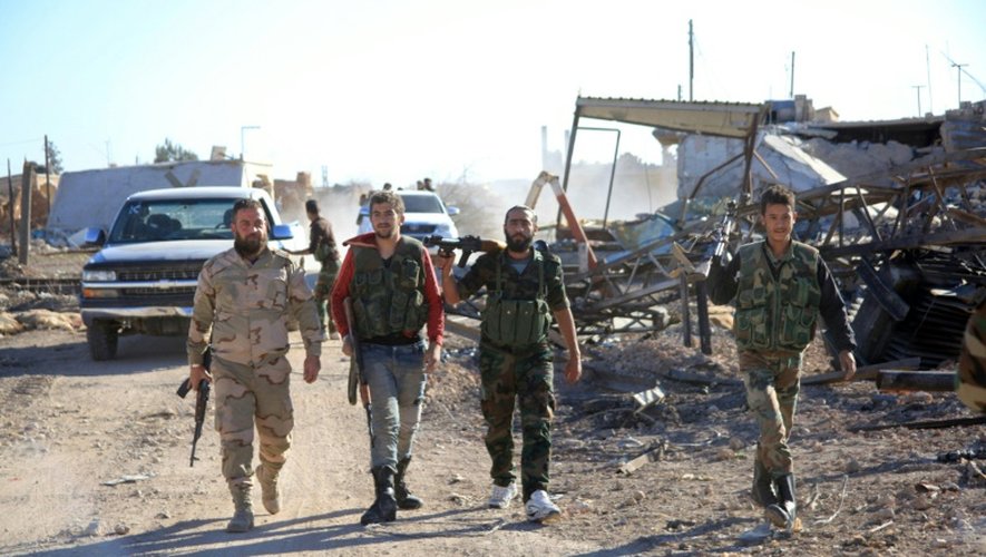 Des soldats des forces armées pro-gouvernementales syriennes près de la base militaire de Kweyris, dans la province d'Alep, le 10 novembre 2015