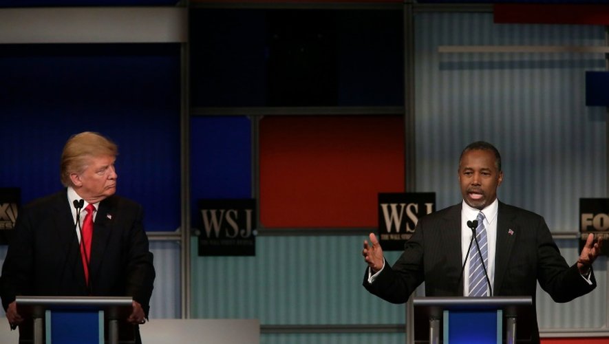 Donald Trump et Ben Carson lors d'un débat public pour l'investiture républicaine à la présidence des Etats-Unis à Milwaukee (Wisconsin), le 10 novembre 2015