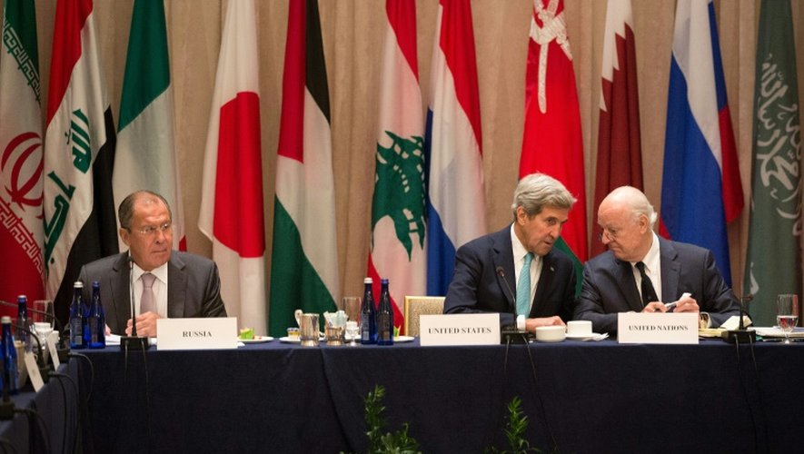 Les chefs de la diplomatie américaine John Kerry (C) et russe Sergueï Lavrov (G) assis aux côtés de l'envoyé spécial de l'ONU pour la Syrie, Staffan de Mistura, le 20 septembre 2016, à New York