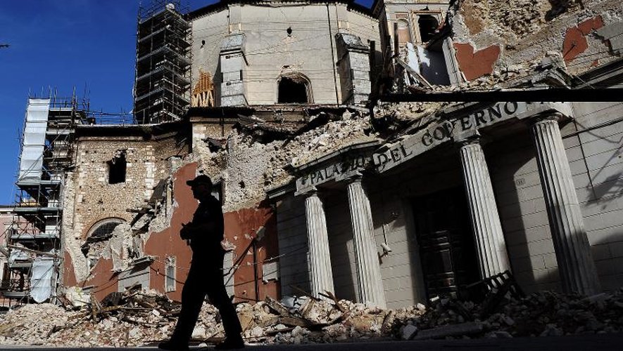 Les ruines du Palais du gouverneur dans le centre de L'Aquila, le 8 juillet 2009, trois mois après le tremblement de terre qui a ravagé la ville