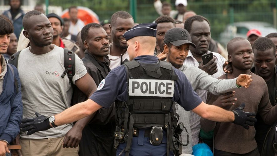 Des migrants lors du démantèlement le 13 septembre 2016 de la "jungle" le campement surpeuplé à Calais