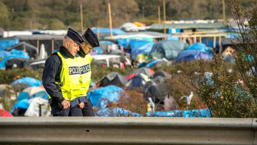 Des policiers patrouillent près de la "Jungle", le camp de migrants, le 5 novembre 2015 à Calais