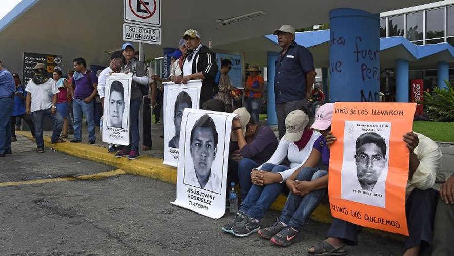 Des manifestants, avec des portraits de certains des 43 étudiants disparus dans l'Etat du Guerrero, bloquent l'aéroport d'Acapulco, le 10 novembre 2014