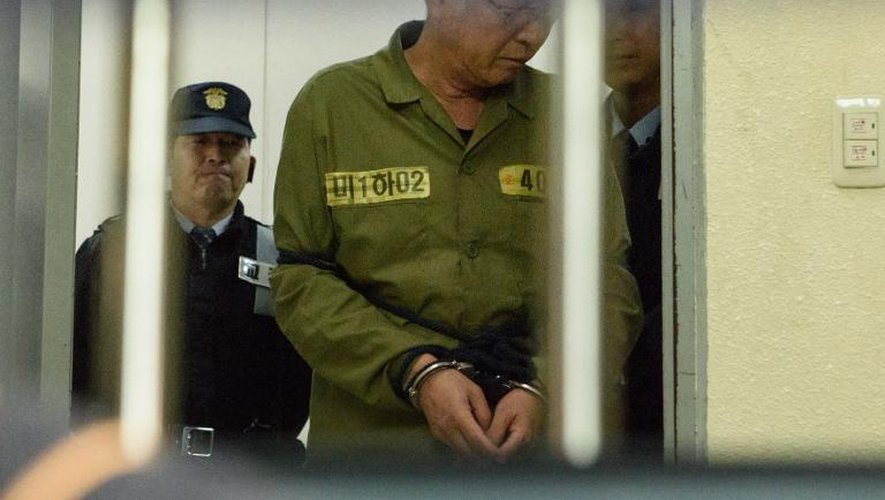 Le capitaine du ferry sud-coréen Lee Jun-Seok (C)  arrive le 11 novembre 2014 au palais de justice à Gwangju, en Corée du Sud