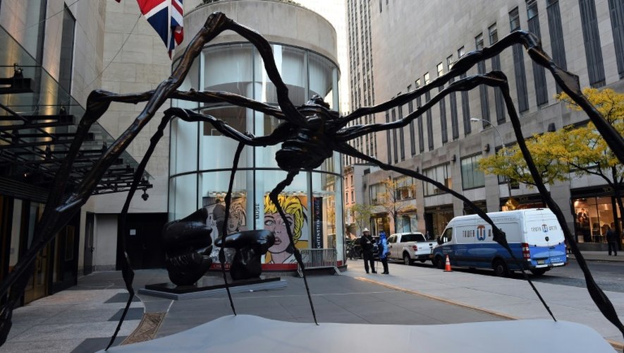 Araignée en bronze géante de Louise Bourgeois devant la maison d'enchères Christie's dans une rue de New York, le 30 octobre 2015