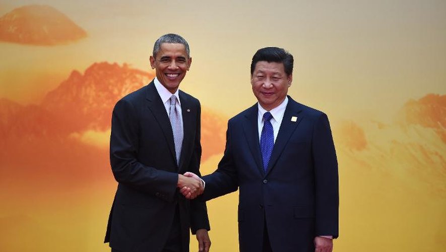 Le président américain Barack Obama (g) et le président chinois Xi Jinping, le 11 novembre 2014 à Pékin dans le cadre du sommet de l'Asie-Pacifique
