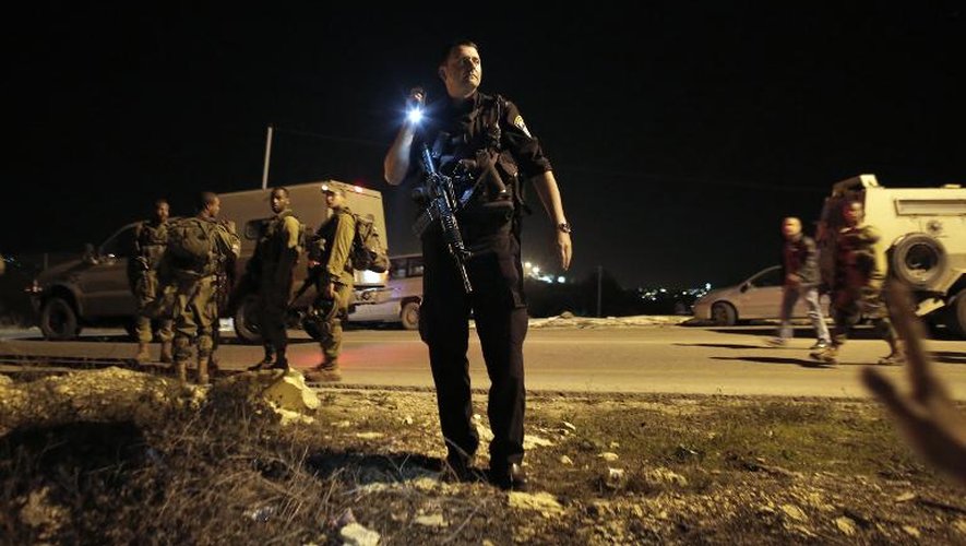 Des forces de sécurité israéliennes établissent un périmètre de sécurité après des attaques au couteau par un Palestinien contre des Israéliens près du bloc de colonies de Goush Etzion, au sud de Jérusalem, le 10 novembre 2014