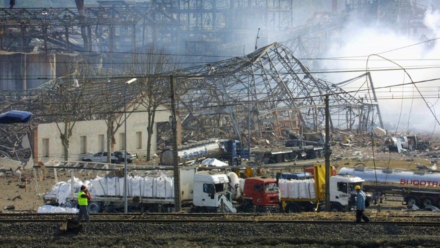 L'usine pétrochimique AZF le 21 septembre 2001 dans la banlieue sud de Toulouse après la violente explosion
