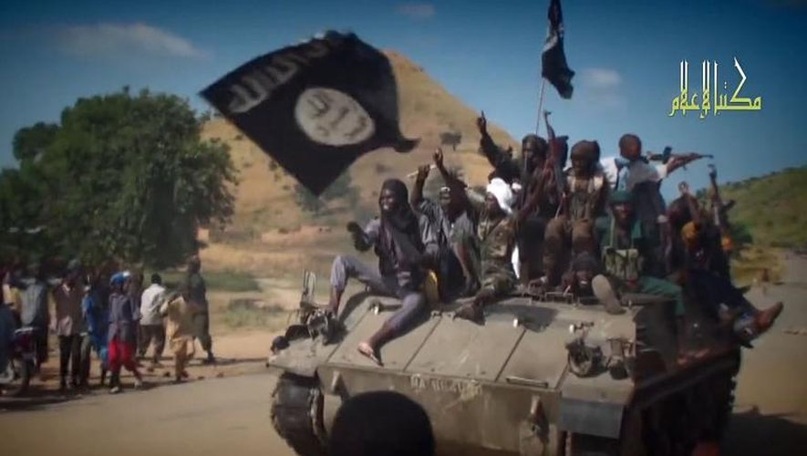 Capture d'écran du 9 novembre 2014 d'une nouvelle vidéo publiée par Boko Haram et obtenue par l'AFP, montrant des combattants du groupe islamiste sur un tank dans une ville non identifiée