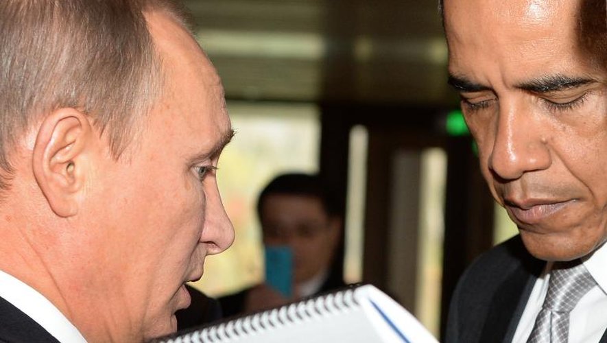 Le président russe Vladimir Poutine (g) parle avec son homologue américain Barack Obama le 11 novembre 2014 à Pékin avant la tenue du sommet Asie-Pacifique