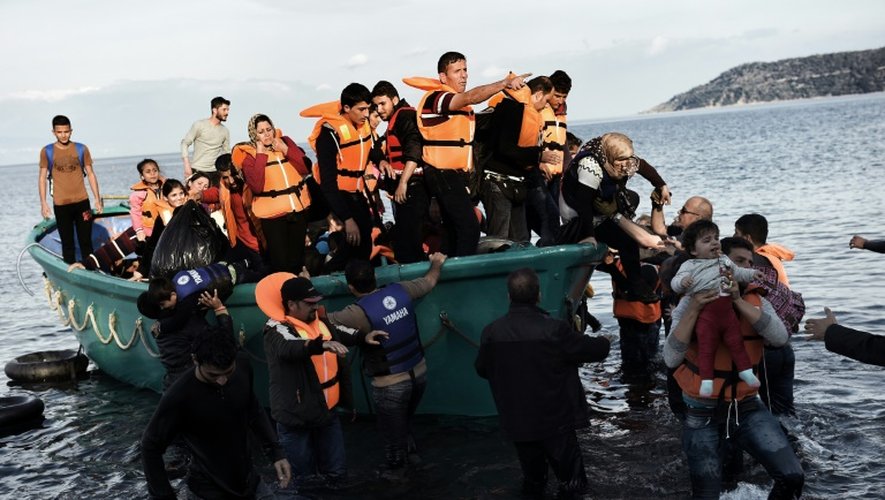 Des migrants à leur arrivée le 10 novembre 2015 sur l'île de Lesbos