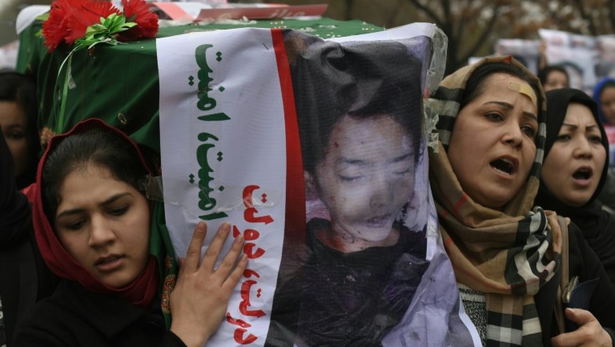 Des Afghanes brandissant le cercueil de l'un des sept Hazaras décapités, manifestent le 11 novembre 2015 à Kaboul