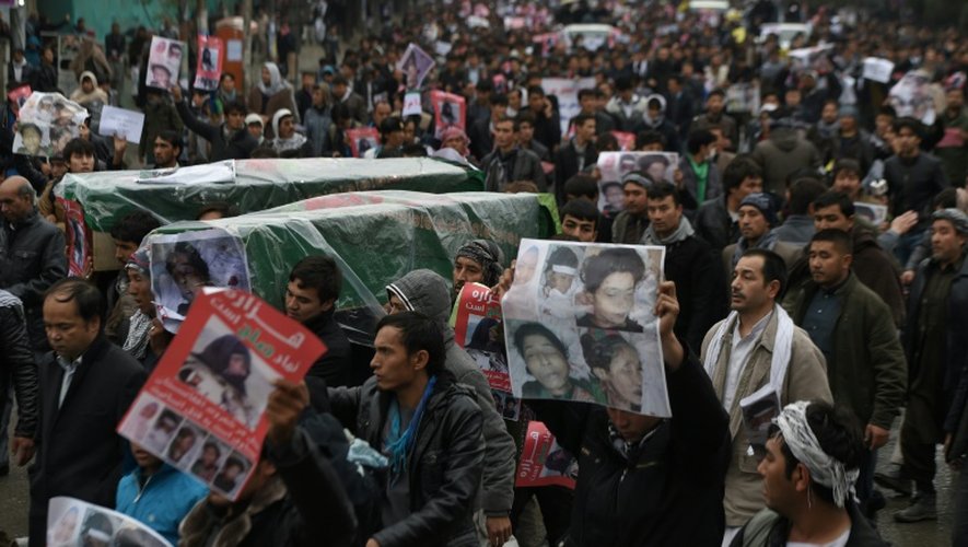 Des Afghans brandissant les cercueils de sept Hazaras décapités, manifestent le 11 novembre 2015 à Kaboul