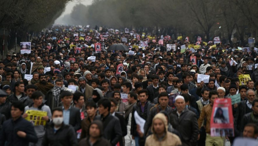 Des milliers d'Afghans battent le pavé le 11 novembre 2015 à Kaboul pour dénoncer les violences dont sont victimes les Hazaras