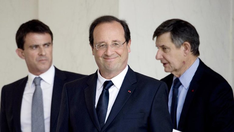 Le Premier ministre Manuel Valls (g), le président François Hollande (c) et le secrétaire général de l'Elysée Jean-Pierre Jouyet, sur le perron de l'Elysée le 18 juin 2014