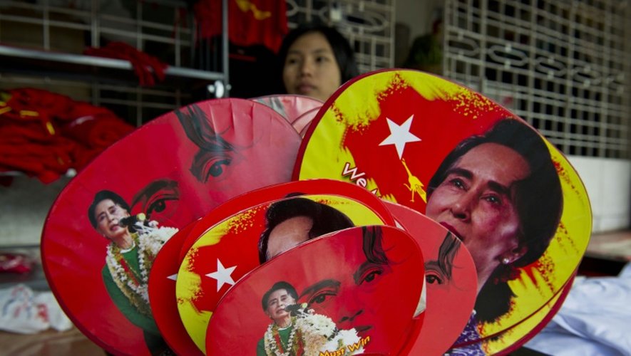 Des éventails illustrés du portrait d'Aung San Suu Kyi, vendus devant le siège de son parti à Rangoun, le 11 novembre 2015