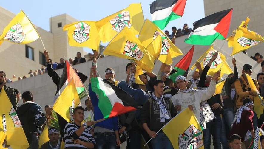 Des Palestiniens brandissent des drapeaux jaunes du Fatah et de la Palestine, lors d'un rassemblement à Naplouse le 10 novembre 2014 pour le 10e anniversaire de la mort de Yasser Arafat