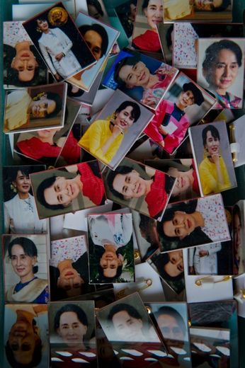 Des portraits d'Aung San Suu Kyi à vendre devant le siège de son parti à Rangoun, le 11 novembre 2015