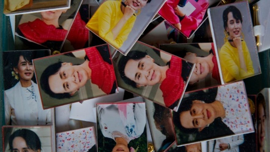 Des portraits d'Aung San Suu Kyi à vendre devant le siège de son parti à Rangoun, le 11 novembre 2015