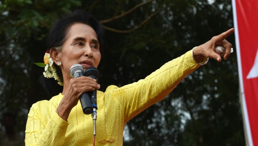 L'opposante Aung San Suu Kyi à Kawhmu dans la banlieue de Rangun en Birmanie, le 24 octobre 2015