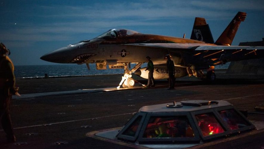 Image fournie par la marine américaine d' un chasseur américain F/A-18E sur le pont  du porte-avion USS Carl Vison prêt à mener  des frappes en Syrie et Irak, le 5 novembre 2014