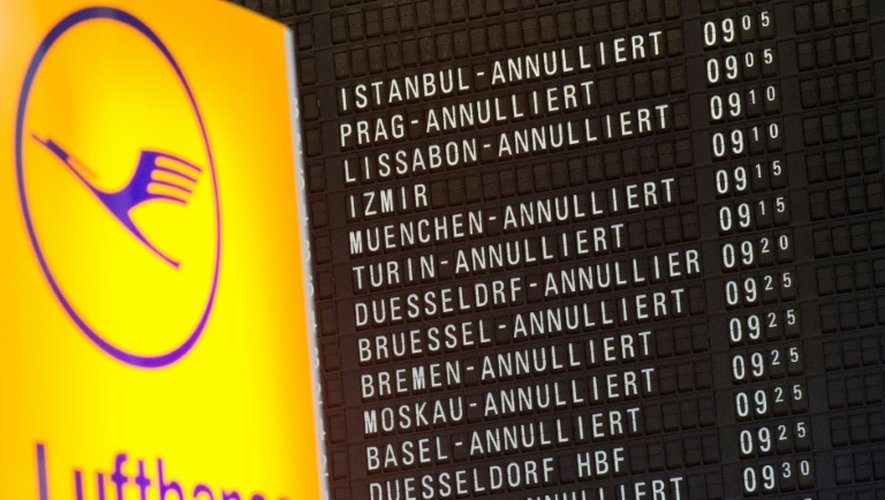 Tableau d'affichage à l'aéroport de Francfort en Allemagne annonçant l'annulation des vols de la compagnie aérienne Lufthansa, le 11 novembre 2015