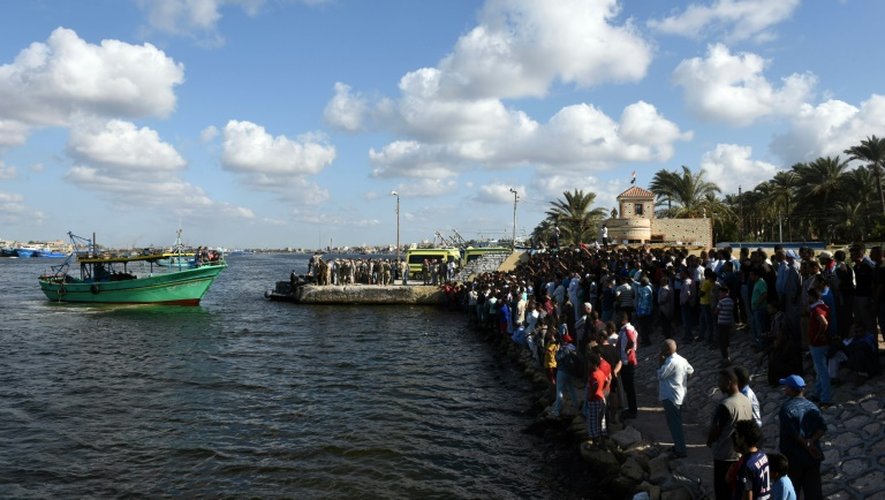 La foule attend le retour des opérations de secours, le 21 septembre 2016, à Rosette en Egypte