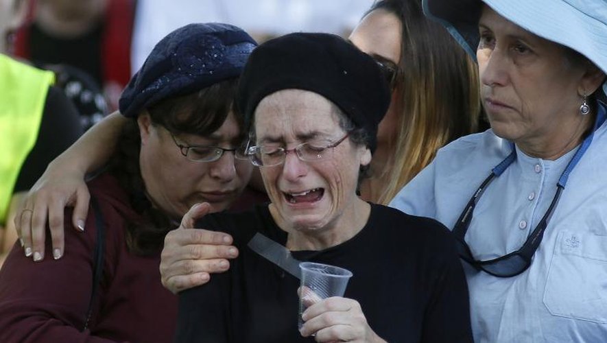 La mère de Dalia Lemko, la soldate tuée par un Palestinien, en pleurs aux obsèques de sa fille, dans l'implantation de Tekoa près de Bethlehem, le 11 novembre 2014