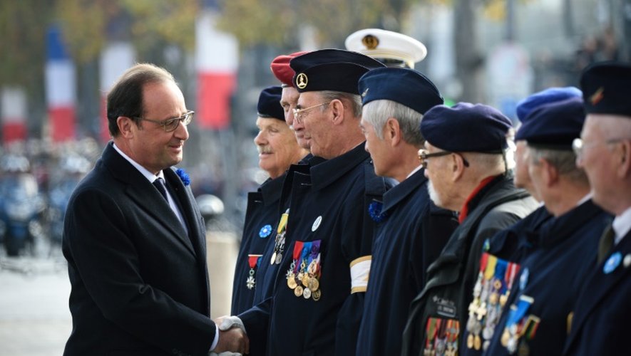 François Hollande salue des  anciens combattants le 11 novembre 2015 à Paris