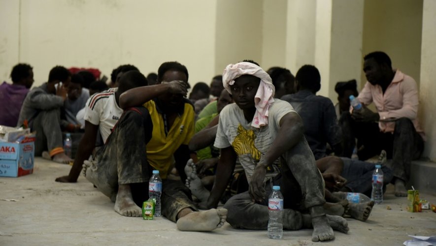 Des migrants survivants du naufrage de leur embarcation attendent dans un poste de police, le 21 septembre 2016 à Rachid, dans le nord de l'Egypte