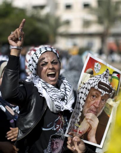 Une manifestante brandit un portrait de Yasser Arafat pour commémorer le 10e anniversaire de sa mort à Gaza, le 11 novembre 2014