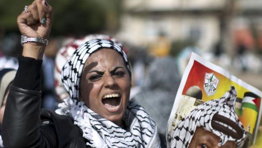Une manifestante brandit un portrait de Yasser Arafat pour commémorer le 10e anniversaire de sa mort à Gaza, le 11 novembre 2014