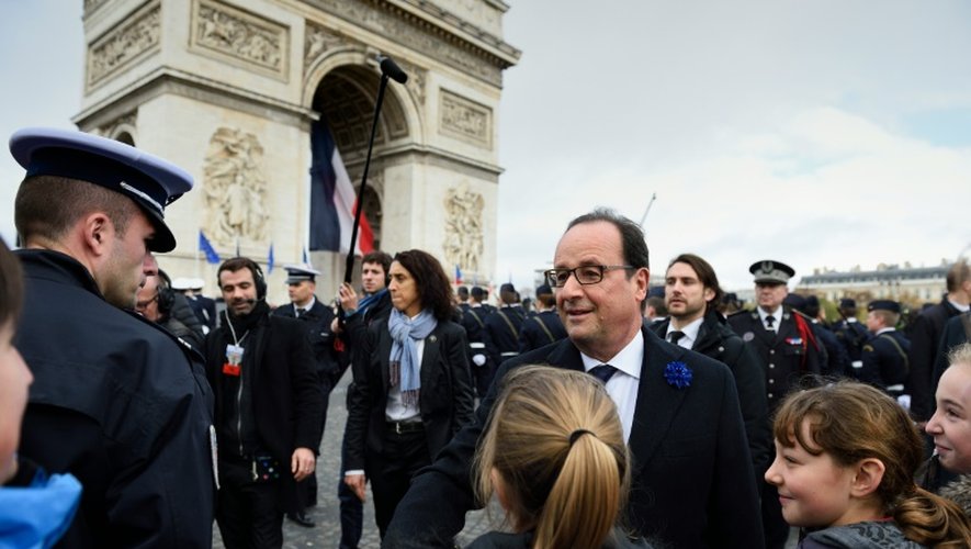 Hollande s'offre un bain de foule autour de la place de l'Etoile le 11 novembre 2015 à Paris