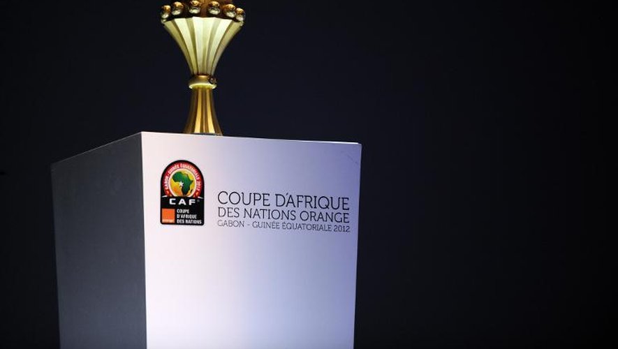Le trophée de la Coupe d'Afrique des Nations présenté lors du tirage au sort de l'édition 2012 de la compétition, le 29 octobre 2011 à Malabo, en Guinée équatoriale