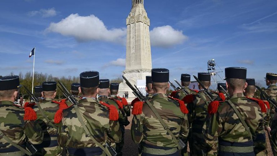 Des soldats français devant le mémorial Notre-Dame-de-Lorette le 11 novembre 2014 en attendant le président Hollande