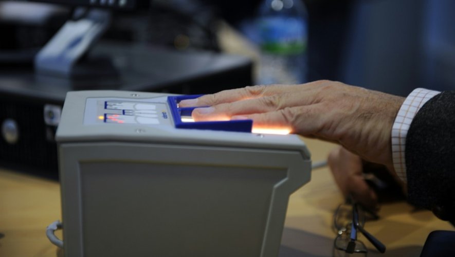 Un voyageur se fait scanner ses empreintes digitales par la douane française, le 19 octobre 2009 à l'aéroport Roissy-Charles de Gaulle près de Paris