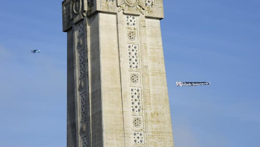 Un avion de tourisme tirant une banderole "Hollande démission" survole le 11 novembre 2014 le mémorial de Notre-Dame-de-Lorette consacré à la Première guerre mondiale que le chef de l'Etat, François Hollande, doit inaugurer