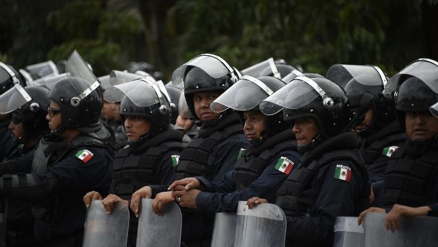 Des policiers anti-émeute mexicains lors de manifestations à Acapulco, dans l'Etat de Guerrero, le 10 novembre 2014