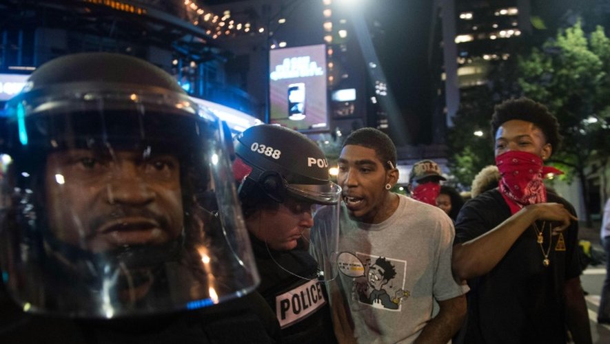 Tensions entre manifestants et forces de l'ordre lors d'une manifestation contre les violences policières, le 21 septembre 2016 à Charlotte, en Caroline du Nord